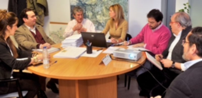 Técnicos y concejales en la primera reunión de la mesa de trabajo sobre el PEAHIS celebrada esta semana. / Kamarero