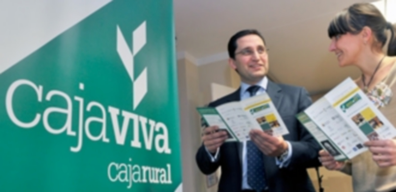 El director adjunto de Cajaviva Caja Rural y la gerente de la Fundación Caja Rural presentaron el programa. / Kamarero