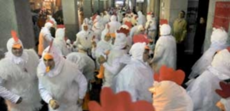 La lluvia, enemiga del color 1 Las comparsas desafiaron a la lluvia y afrontaron el desfile que abre los actos del Carnaval en la capital con paragüas y plásticos para cuidar los trajes./ Kamarero