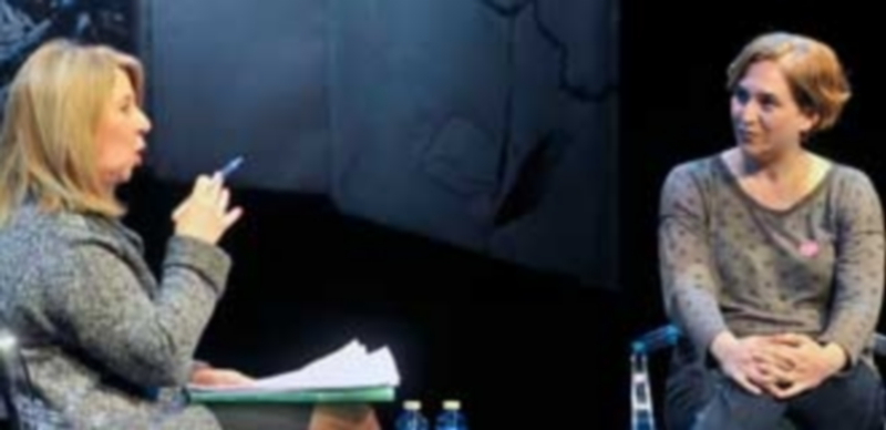 Alicia Gómez Montano (i.) y Ada Colau analizaron la actividad de la Plataforma de Afectados por la Hipoteca. /kamarero