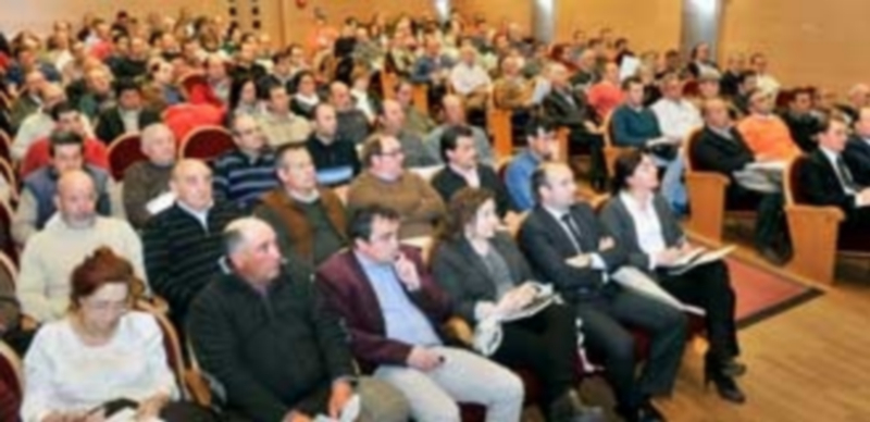 La Sala Caja Segovia se llenó ayer para asistir a la conferencia sobre precios agrarios y la nueva PAC. / Kamarero