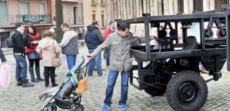 La Cofradía sacó las nuevas carrozas al exterior de la iglesia del barrio para enseñárselas a cofrades y vecinos. / KAMARERO