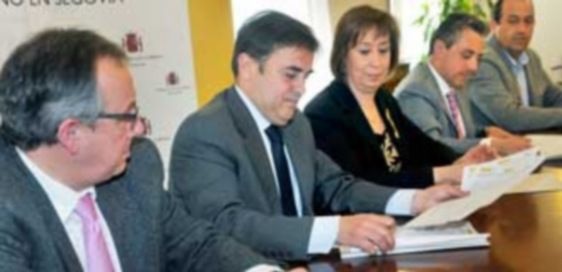 Los representantes de las dos administraciones participaron en la firma en la Subdelegación del Gobierno. / Kamarero