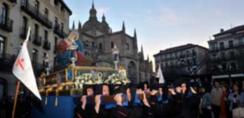 La imagen de la Virgen de las Angustias portada por 18 banceros