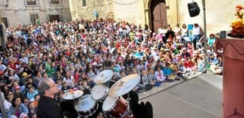 Numeroso público siguió el espectáculo de La Gotera de Lazotea el pasado sábado en la plaza de la Trinidad. / Kamarero