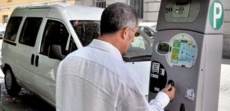 Un ciudadano saca un ticket de la ORA en un parkímetro situado junto a la Plaza Doctor Laguna. / Kamarero