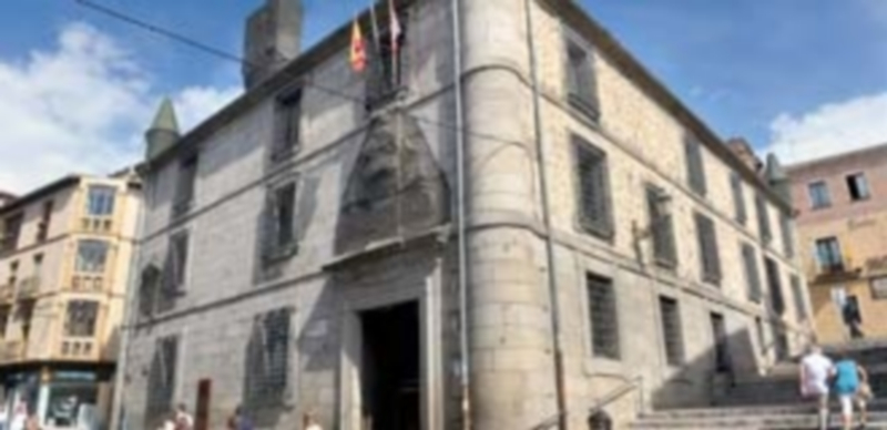 Desde 1948 el edificio de la Calle Real está destinado a ser biblioteca y todo hace indicar que mantendrá esa función en los próximos años. / Kamarero