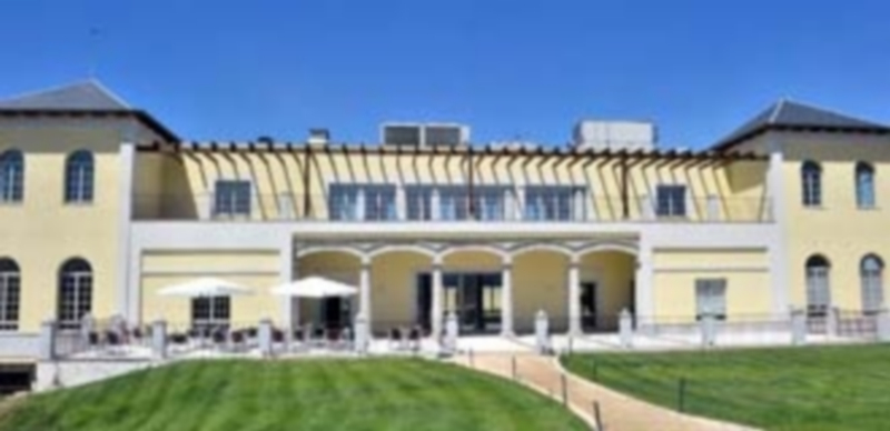 Vista de la fachada principal del edificio donde se proyecta ubicar el Palacio de Congresos