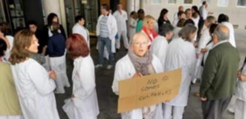 Los trabajadores de Sacyl denuncian falta de formación para afrontar el ébola 1 Protesta convocada en las puertas del Hospital General por la Junta de Personal del Área de Salud de Segovia. / Kamarero