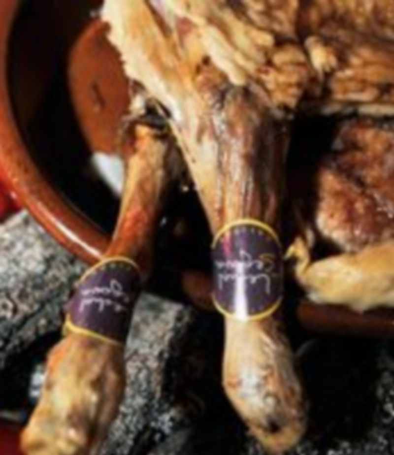 Las nuevas vitolas identificativas de los cuartos de cordero Segolechal. / KAMARERO