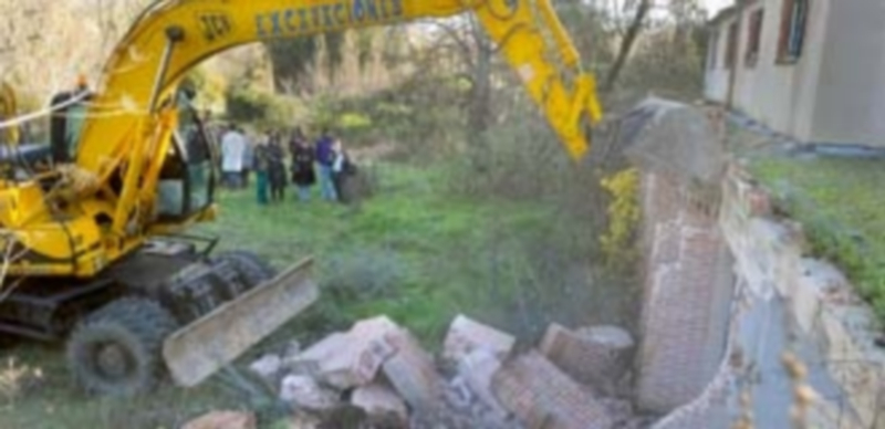 Excavaciones Pecharromán inició ayer las obras de derribo