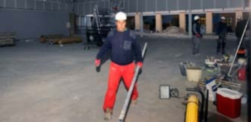 La empresa Inporman cumplió lo anunciado a través de este diario y a primera hora de la mañana los obreros comenzaron a trabajar en el polideportivo. / Kamarero