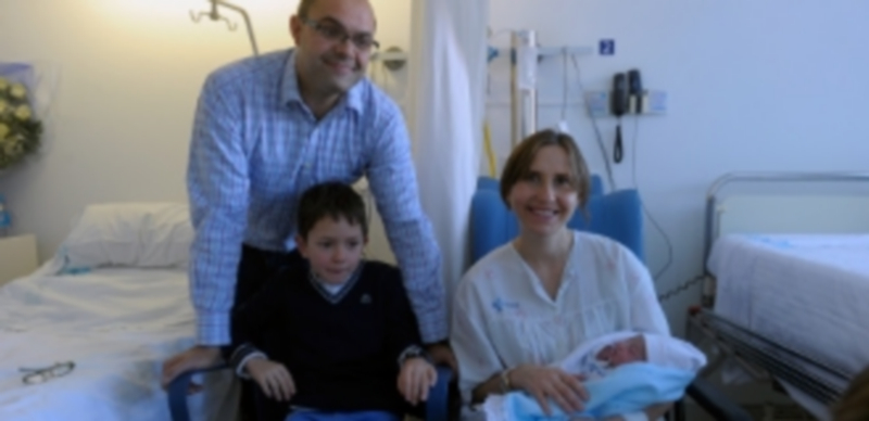 El primer segoviano de 2015 con sus padres Beatriz y Fernando