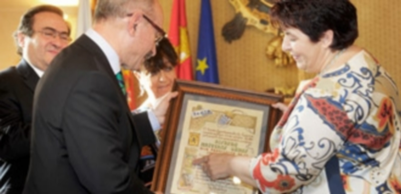 Alfredo Matesanz recibió el pergamino del nombramiento de manos de la alcaldesa. / Kamarero