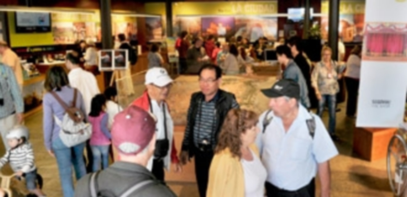 El Centro de Recepción de Visitantes del Azoguejo es también la sede física de la Central de Reservas de la Empresa Municipal de Turismo. / Kamarero