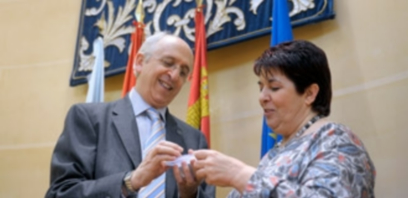 José García Velázquez entrega un ‘pendrive’ a la alcaldesa con el informe anual del Defensor del Ciudadano. / Kamarero