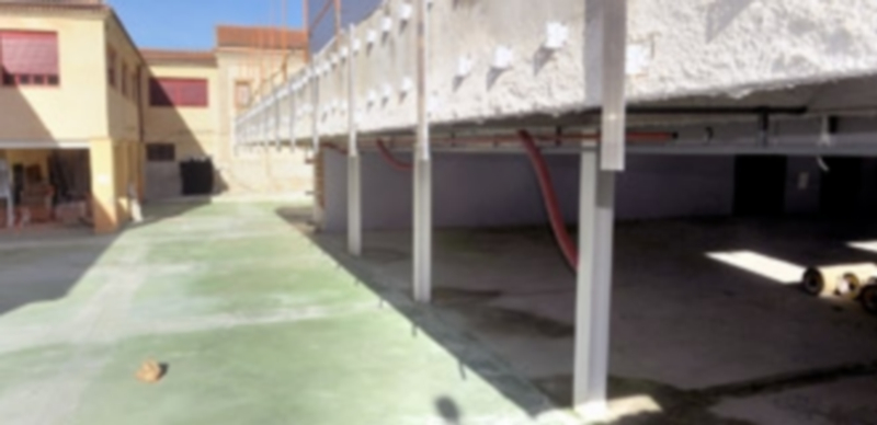 La empresa volvió a las obras del colegio El Peñascal en diciembre para crear una pista de hormigón verde y trabajar en el interior del pabellón. / Kamarero