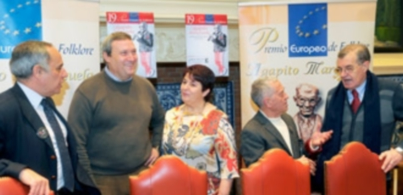 El jurado del Premio dio a conocer el nombre del ganador ayer en la Sala de la Chimenea del Ayuntamiento. / Kamarero