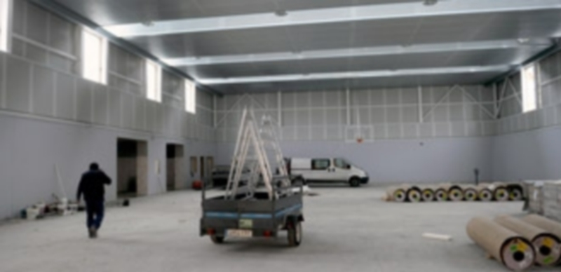 Interior de las instalaciones inacabadas del futuro pabellón deportivo