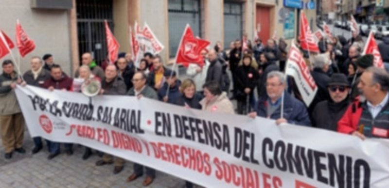 La protesta se llevó a cabo frente a la sede de la Federación Empresarial Segoviana. / Juan Martín
