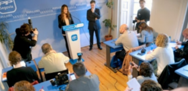 Fernández compareció ayer en la sede del PP acompañada por el presidente provincial del partido