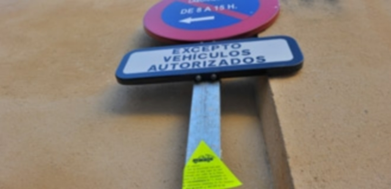 El PP denunció que el vehículo del alcalde fue retirado de la Plaza de los Espejos al estar mal estacionado. / Kamarero