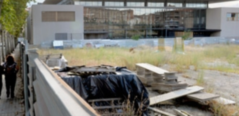 La parcela donde se levantará la segunda fase del campus está llena de maleza y escombros del antiguo Regimiento. / kamarero