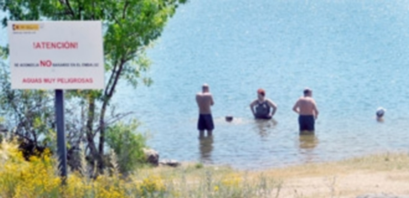 Son muchos los segovianos que emplean el Pontón Alto para pasar el verano en el agua./ El Adelantado