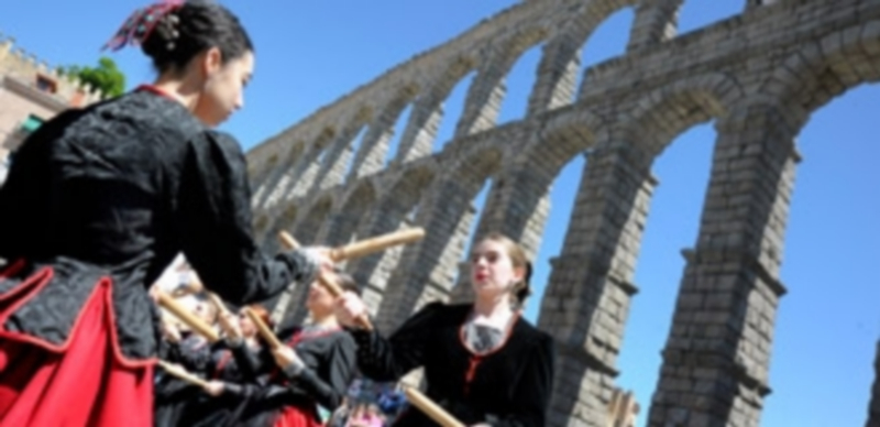 Danzantes del grupo ‘La Esteva’ durante el paloteo a los pies del Acueducto