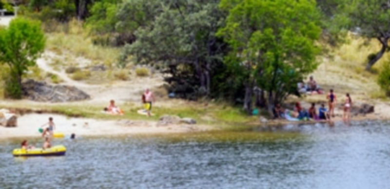 Varias personas intentaban ayer sofocar el calor bañándose en lugares como las piscinas