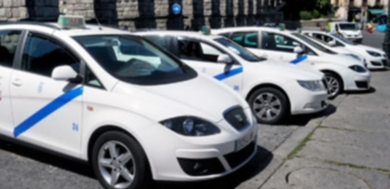 Algunos taxis aparcados en la parada del Acueducto