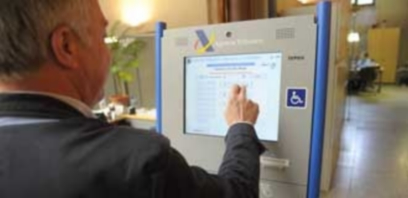 Las oficinas de la Junta hicieron más de 1.500 declaraciones del IRPF 1 Un contribuyernte consulta un panel informativo durante la pasada campaña de renta./ Kamarero