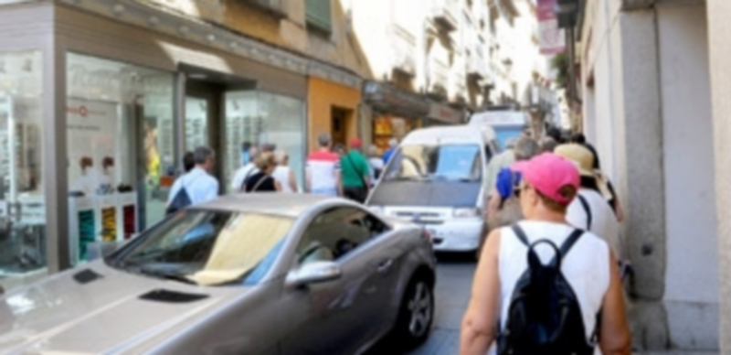 La solución a esta imagen que se repite a diario en la Calle Real requiere que se conjuguen varios intereses