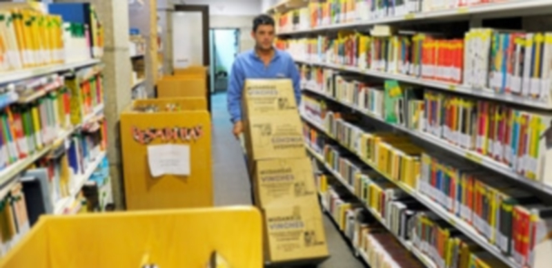 La biblioteca comienza el traslado de sus fondos a su nueva sede 1 Las cajas con los fondos ya ordenados comenzaron a salir de las salas de la biblioteca ayer. / kamarero
