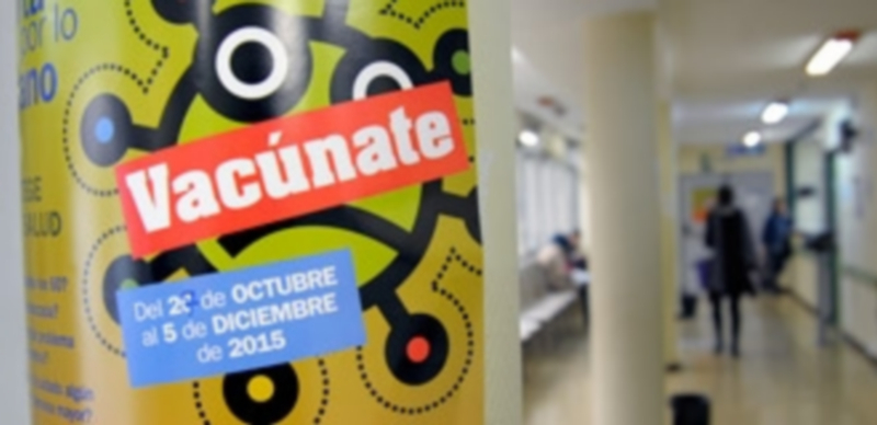 Cartel colocado en el centro de salud Segovia I con la fecha de inicio de la vacunación cambiada con rotulador. / Kamarero