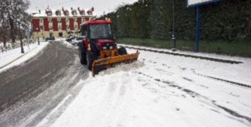 Un tractor retiraba ayer por la mañana la nieve acumulada en una de las calles de San Ildefonso. / Kamarero