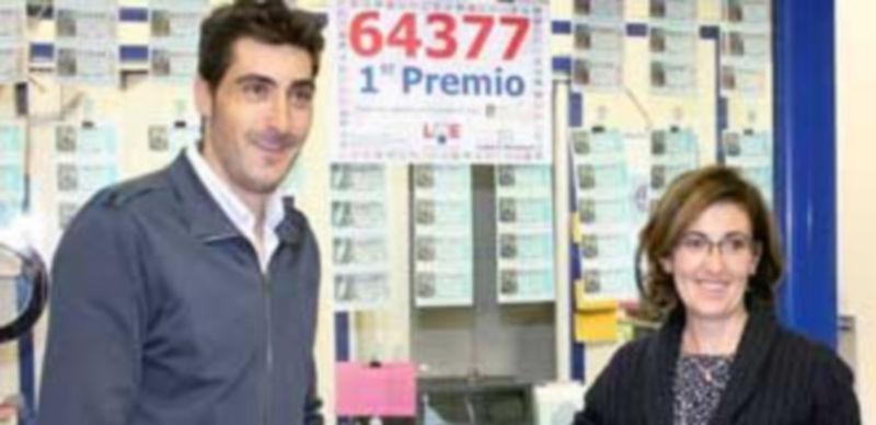 Los responsables de la administración posan satisfechos con el cartel anunciador del premio. / M.G.