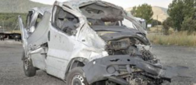 Estado en que quedó la furgoneta en la que viajaban cinco personas de las que fallecieron cuatro. / Pedro L. Merino