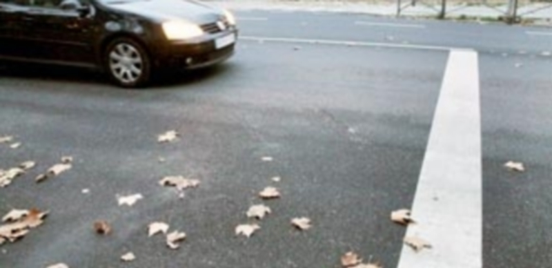 El nuevo hundimiento que presenta la calzada de la avenida de la Constitución. / Marcelo Galindo