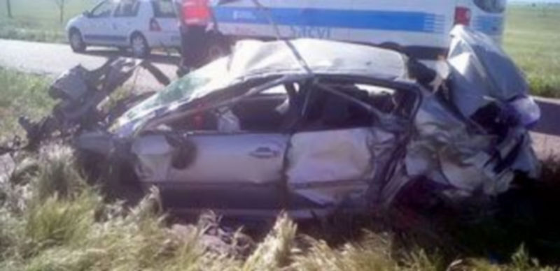 El vehículo siniestrado quedó fuera de la carretera tras el vuelco. / El Adelantado