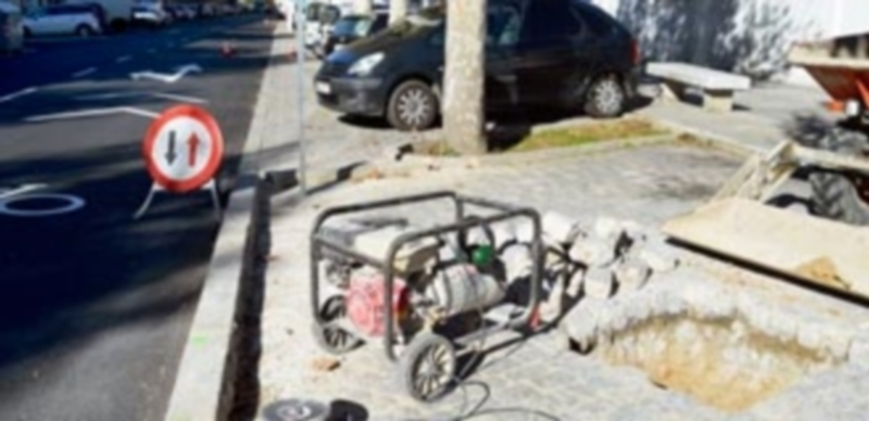 Señalización de algunas de las zonas en las que se ha advertido la presencia de baches o ‘blandones” en la calzada. / KAMARERO