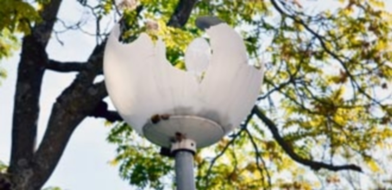 Uno de los principales problemas de los vecinos de las 79 viviendas de protección oficial de la calle Anselmo Carretero es la falta de iluminación. / TAMARA DE SANTOS