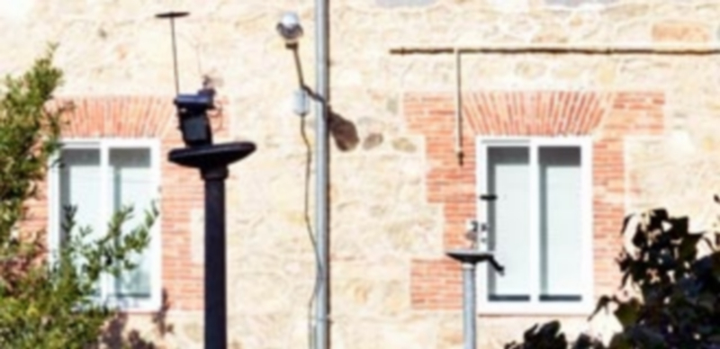 Farolas del alumbrado inutilizadas en esta zona del barrio de San Lorenzo. / TAMARA DE SANTOS