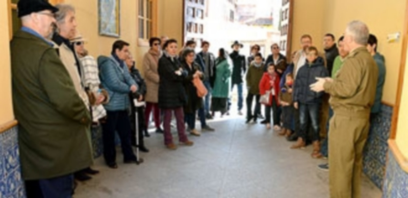 Los participantes en la visita a la Academia de Artillería atienden las explicaciones de Francisco Morejón. / TAMARA DE SANTOS