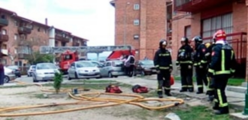 Los bomberos  desplegaron sus efectivos en la calle Cáceres. / El Adelantado