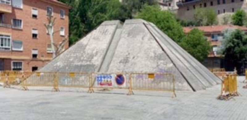 La Concejalía de Obras inicia el acondicionamiento de la Pirámide de San Millán 1 La Pirámide formará parte después de una intervención artística. / E. A.