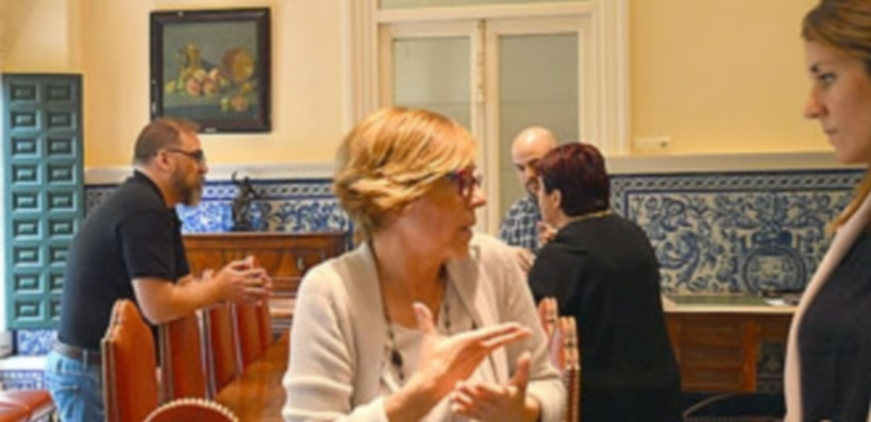 Los portavoces se reunieron a puerta cerrada en la Sala de la Chimenea. / E. A.