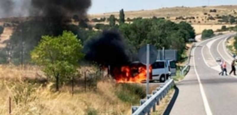 Furgoneta incendiada por una avería en el punto kilométrico 177 de la N-110. / @RadarSegovia