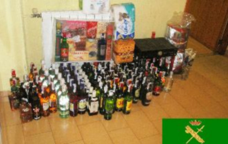Las botellas de licor y el resto de efectos fueron recuperados por la Guardia Civil./ Guardia Civil
