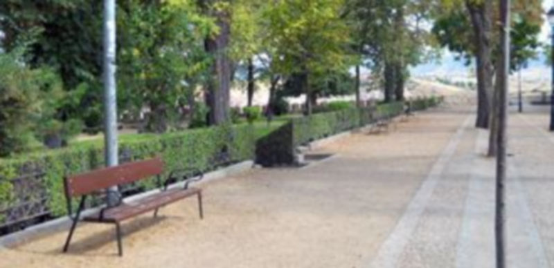 Los nuevos bancos ya pueden verse en la plaza de Colmenares. / E.A.